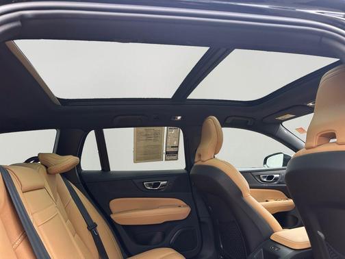 Onyx Black Metallic 2020 Volvo V60 Cross Country T5