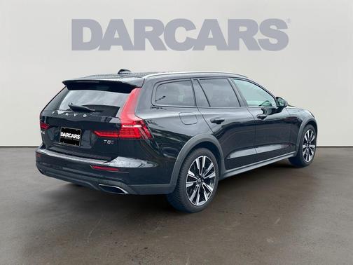 Onyx Black Metallic 2020 Volvo V60 Cross Country T5