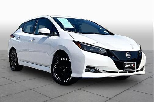 Pearl White Tricoat 2025 Nissan Leaf SV PLUS
