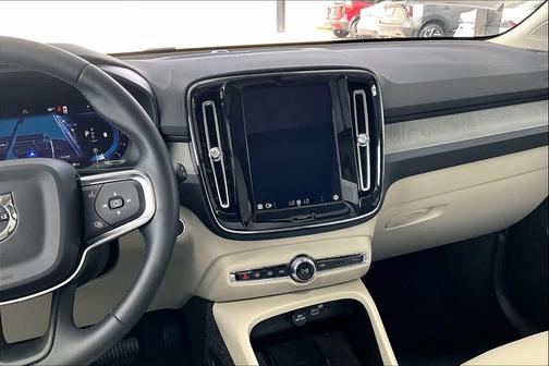 2025 Volvo XC40 B5 Ultra Bright Theme