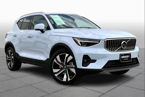 2025 Volvo XC40 B5 Ultra Bright Theme
