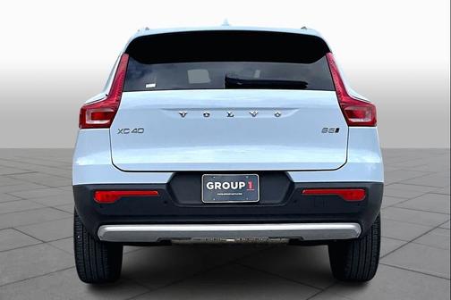 2025 Volvo XC40 B5 Ultra Bright Theme