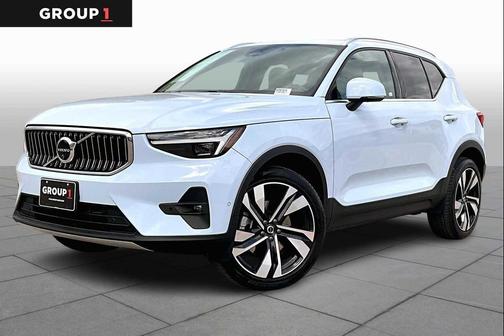 2025 Volvo XC40 B5 Ultra Bright Theme