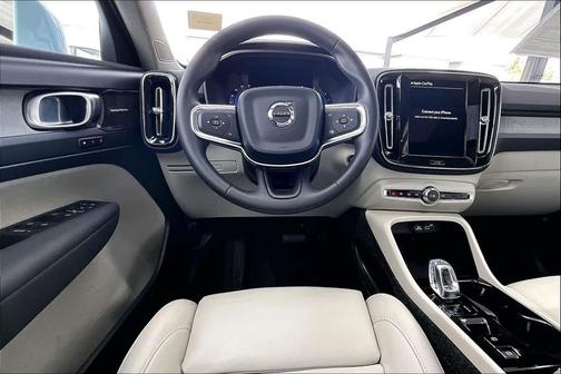 2025 Volvo XC40 B5 Ultra Bright Theme