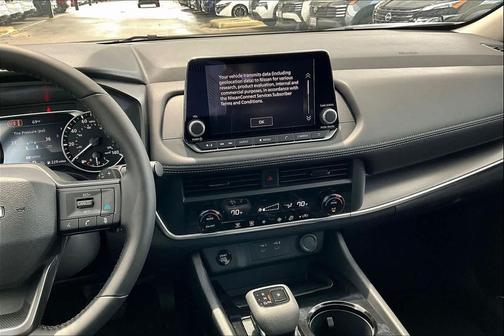 Everest White Pearl Tricoat 2026 Nissan Rogue SV