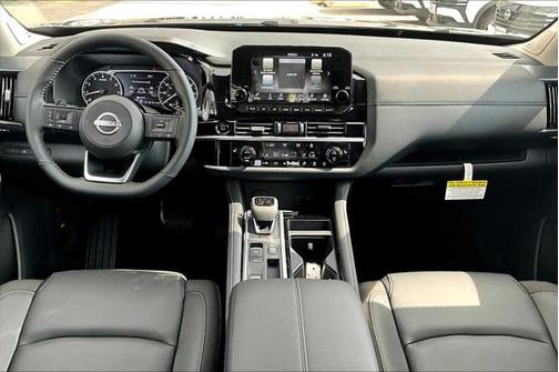 2025 Nissan Pathfinder SL FWD