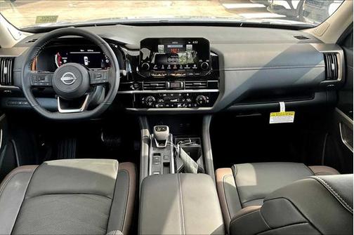 2025 Nissan Pathfinder Platinum FWD