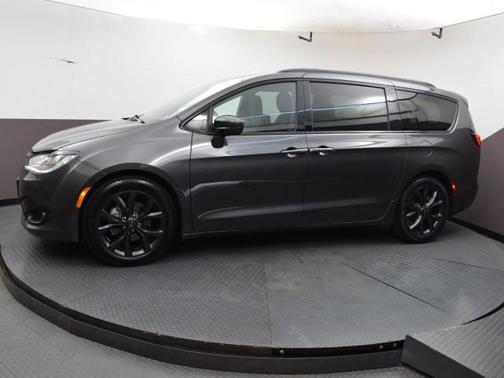 Photo 4 of 32 of 2018 Chrysler Pacifica Touring Plus