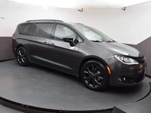 Photo 2 of 32 of 2018 Chrysler Pacifica Touring Plus