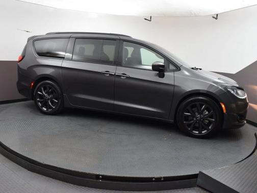 Photo 3 of 32 of 2018 Chrysler Pacifica Touring Plus