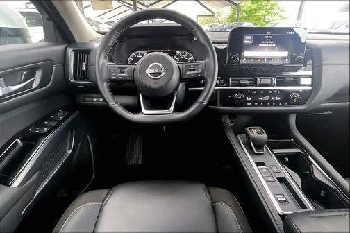 Everest White Pearl Tricoat 2025 Nissan Pathfinder SL FWD