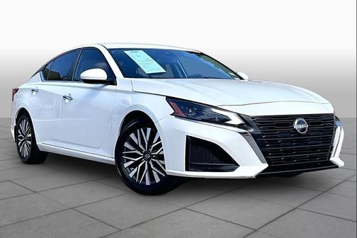 Pearl White Tricoat 2023 Nissan Altima 2.5 SV