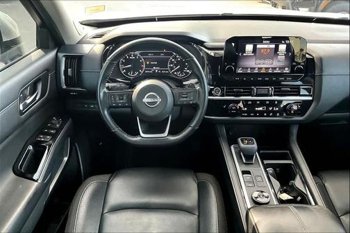 2023 Nissan Pathfinder SL 4WD