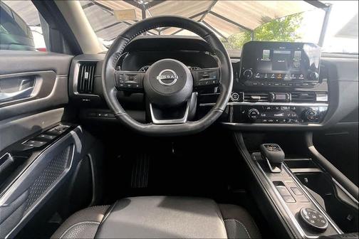 Pearl White Tricoat/Super Black 2023 Nissan Pathfinder SL 4WD