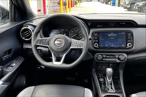 Aspen White Tricoat/Super Black 2023 Nissan Kicks SR