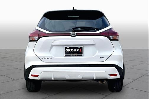 Aspen White Tricoat/Super Black 2023 Nissan Kicks SR