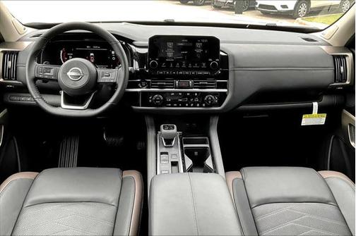 2025 Nissan Pathfinder Platinum FWD