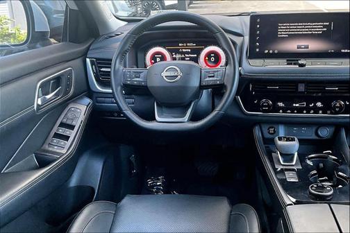 Everest White Pearl 2025 Nissan Rogue Platinum