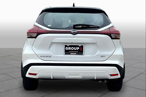 Aspen White Tricoat/Super Black 2024 Nissan Kicks SV