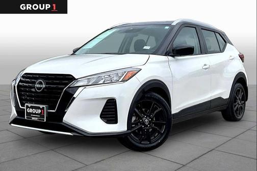 Aspen White Tricoat/Super Black 2024 Nissan Kicks SV