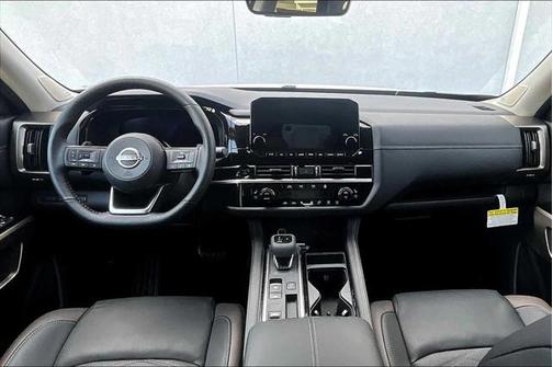 2025 Nissan Pathfinder Platinum FWD