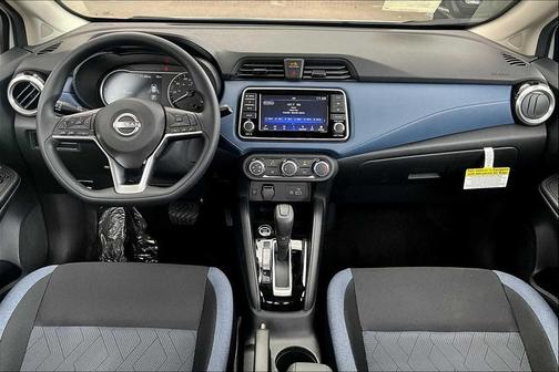 Aspen White Tricoat 2025 Nissan Versa 1.6 SV