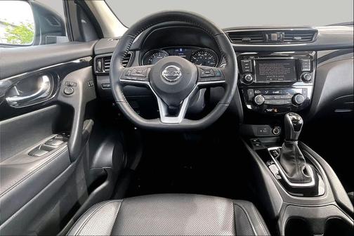 Brilliant Silver Metallic 2022 Nissan Rogue Sport SL