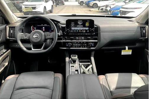 2025 Nissan Pathfinder Platinum FWD