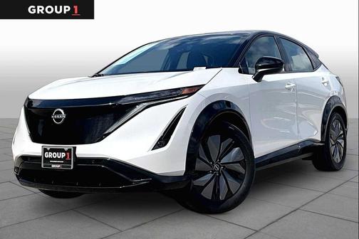 Everest White Pearl Tricoat/Black Diamond Pearl 2024 Nissan ARIYA ENGAGE+