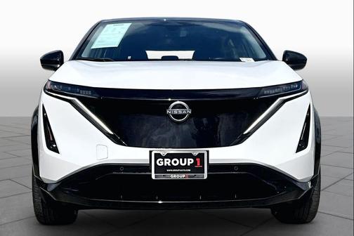 Everest White Pearl Tricoat/Black Diamond Pearl 2024 Nissan ARIYA ENGAGE+