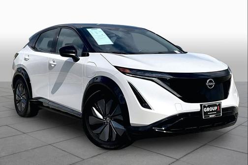 Everest White Pearl Tricoat/Black Diamond Pearl 2024 Nissan ARIYA ENGAGE+