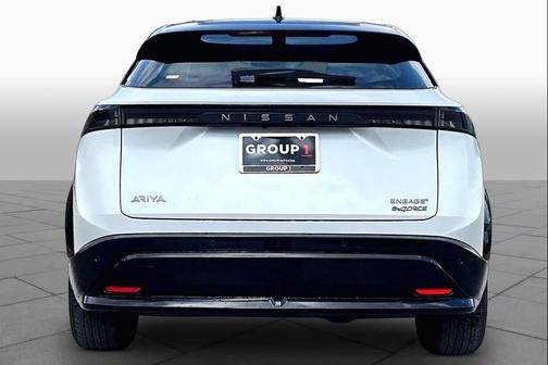 Everest White Pearl Tricoat/Black Diamond Pearl 2024 Nissan ARIYA ENGAGE+