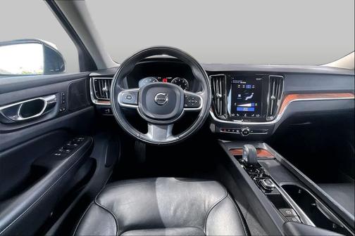 Crystal White Metallic 2022 Volvo S60 T5 Momentum