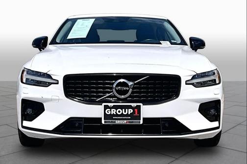 Crystal White Metallic 2022 Volvo S60 T5 Momentum