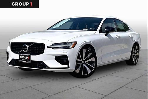 Crystal White Metallic 2022 Volvo S60 T5 Momentum