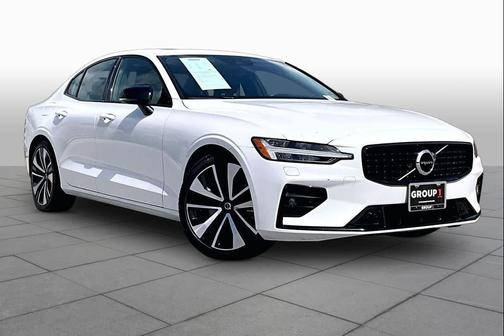 Crystal White Metallic 2022 Volvo S60 T5 Momentum