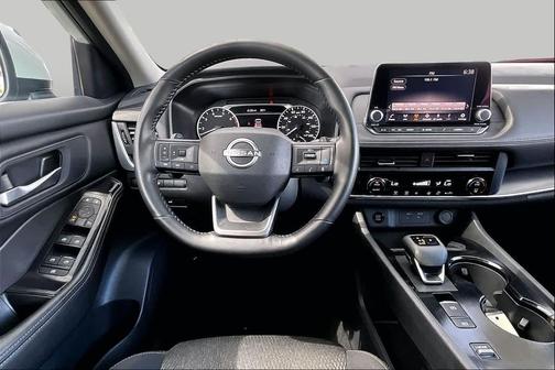 Everest White Pearl 2025 Nissan Rogue SV