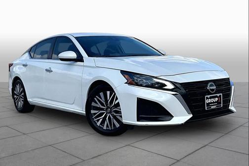 Pearl White Tricoat 2024 Nissan Altima 2.5 SV