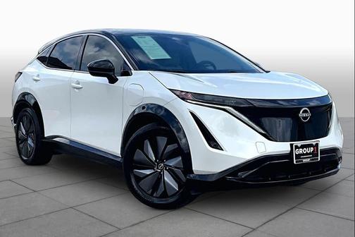 Everest White Pearl Tricoat/Black Diamond Pearl 2023 Nissan ARIYA ENGAGE