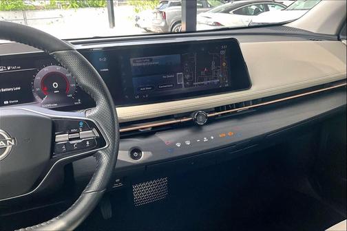 Everest White Pearl Tricoat/Black Diamond Pearl 2023 Nissan ARIYA ENGAGE