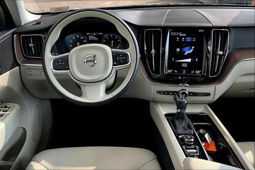 2021 Volvo XC60 T5 Momentum