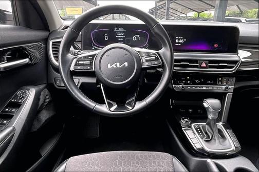 Snow White Pearl 2025 Kia Seltos S