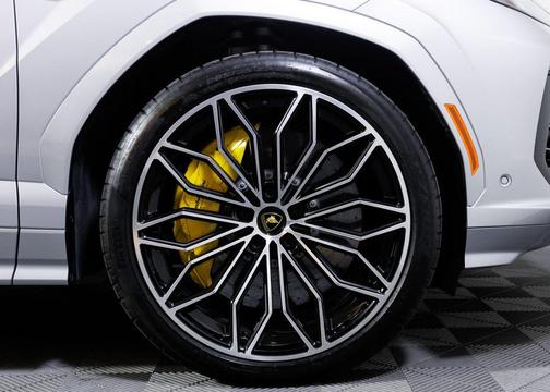 2025 Lamborghini Urus SE