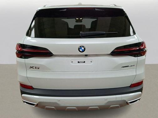 Mineral White Metallic 2024 BMW X5 xDrive40i