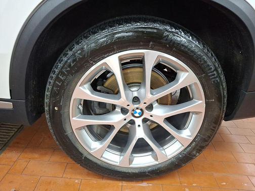 Mineral White Metallic 2024 BMW X5 xDrive40i