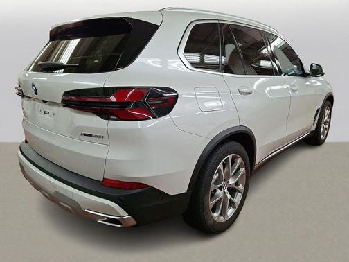 Mineral White Metallic 2024 BMW X5 xDrive40i
