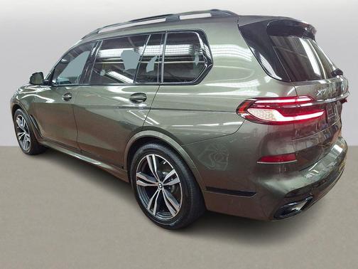 Manhattan Green Metallic 2024 BMW X7 xDrive40i