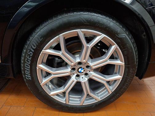 Black Sapphire Metallic 2024 BMW X7 xDrive40i