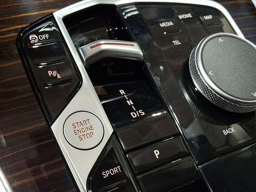 Mineral White Metallic 2026 BMW X7 xDrive40i