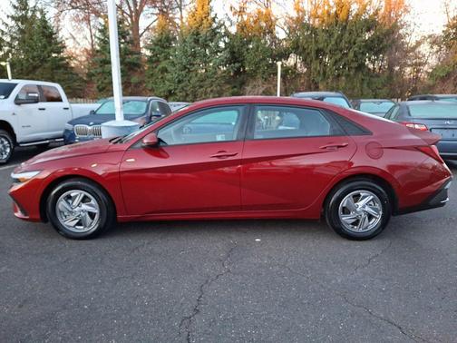 2025 Hyundai ELANTRA SE